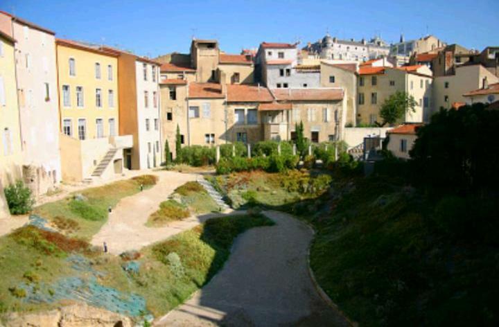 Le Petit Nid Des Arenes Apartamento Béziers Exterior foto